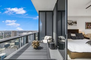 Iron/ironing board, WiFi, bed sheets - Luxury 51st-Floor Studio W City Views (Downtown)