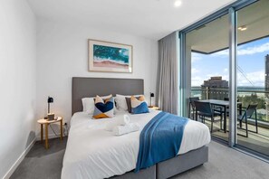 2 bedrooms, iron/ironing board, travel cot, WiFi - Beachfront Luxe | New Stay w/ Infinity Pool + Gym (Broadbeach)