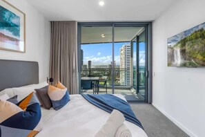 2 bedrooms, iron/ironing board, travel crib, WiFi - Beachfront Luxe | New Stay w/ Infinity Pool + Gym (Broadbeach)