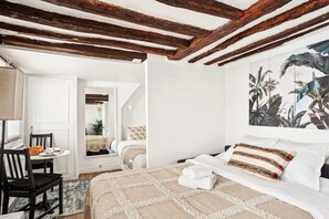 1 soverom, skrivebord, strykejern/-brett og reiseseng for barn