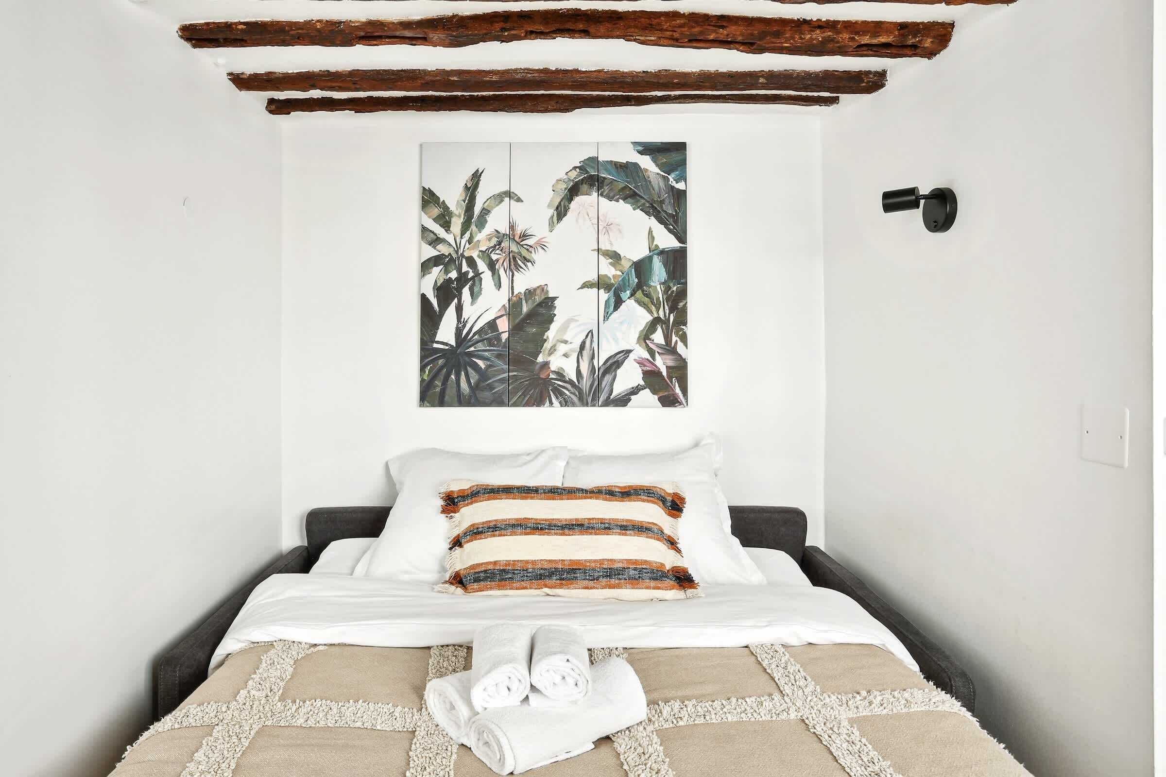 1 slaapkamer, een bureau, een strijkplank/strijkijzer, reisbedje