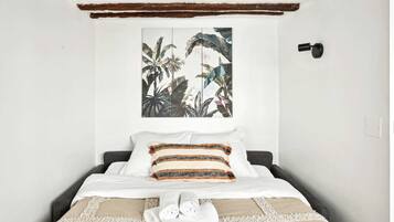 1 slaapkamer, een bureau, een strijkplank/strijkijzer, reisbedje