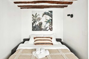 1 soverom, skrivebord, strykejern/-brett og reiseseng for barn