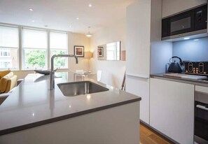 Kühlschrank, Mikrowelle, Ofen, Herdplatte