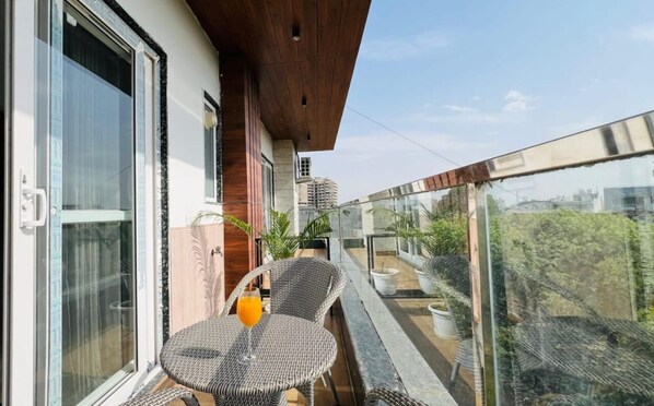 Outdoor dining - Luxury executive suite in Gurugram, featuring air conditioning and Wi-Fi. (Gurugram)