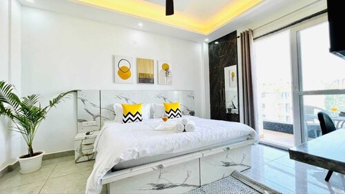 Luxury executive suite in Gurugram, featuring air conditioning and Wi-Fi.