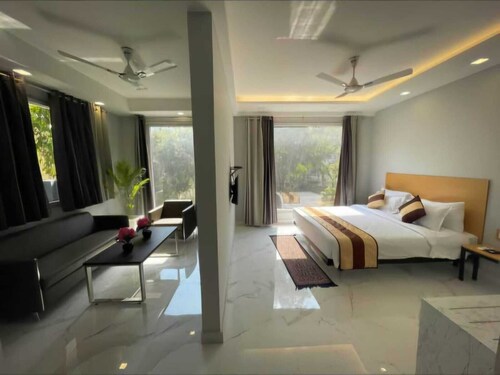 Luxury executive suite in Gurugram, featuring air conditioning and Wi-Fi.