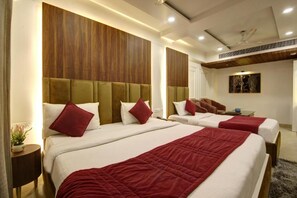 經典三人房 | 防敏寢具、Select Comfort 床墊、書桌、手提電腦工作空間