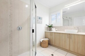 Douche, sèche-cheveux, shampoing