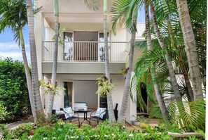 Outdoor dining - Parrearra Oasis: Family Home, Pool, Pet-Friendly (Parrearra)