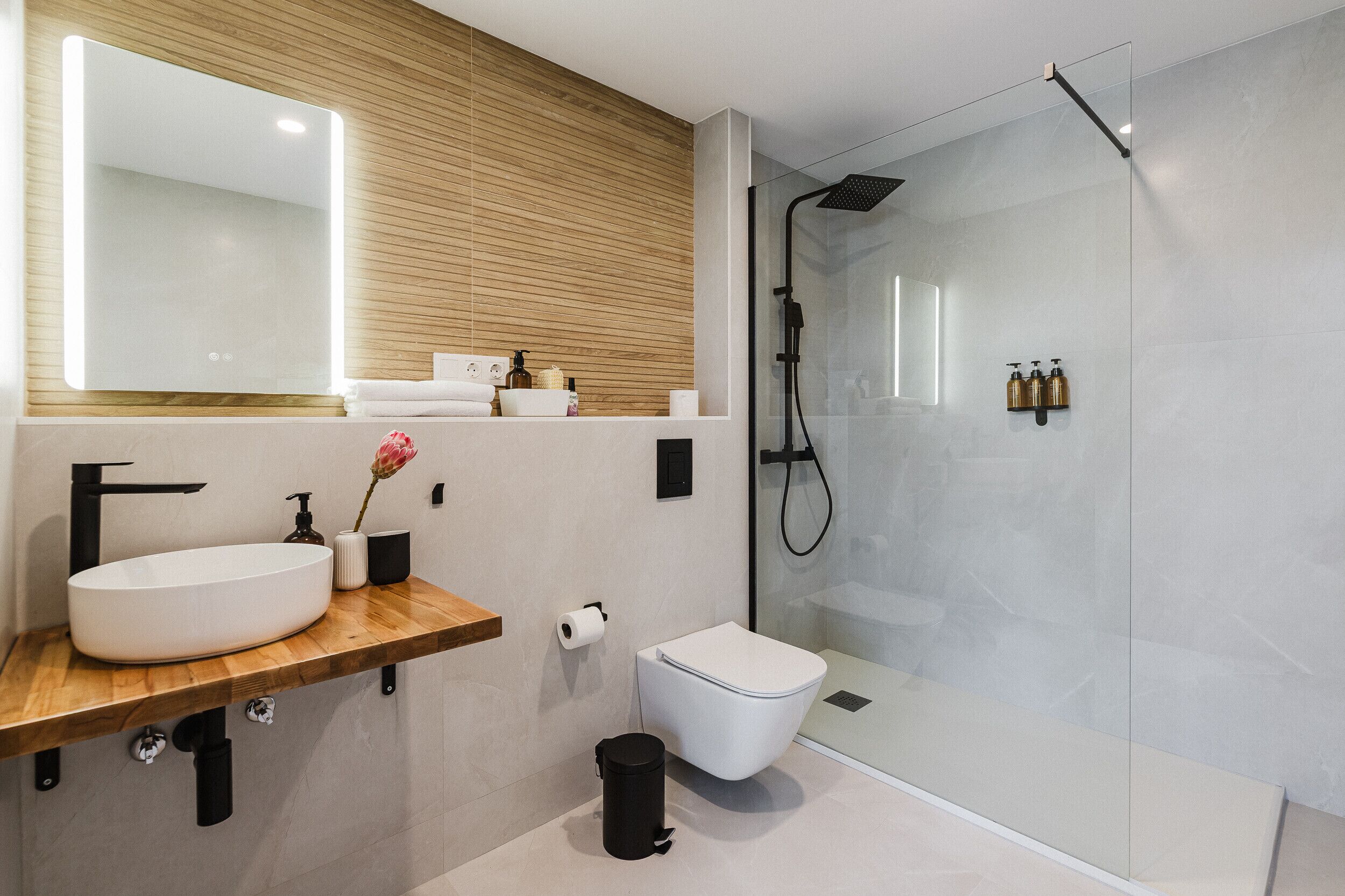 Een douche, een haardroger, handdoeken