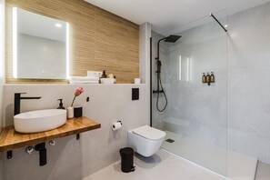 Een douche, een haardroger, handdoeken