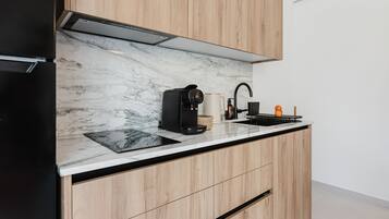 Een koelkast, een microgolfoven, een koffiezetapparaat/waterkoker