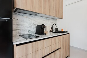 Frigorífico, microondas, placa de cocina y cafetera o tetera