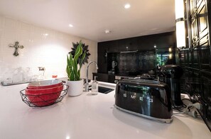 Fridge, microwave, oven, stovetop - Stunning comfort and artistic, boutique stay (Auckland)