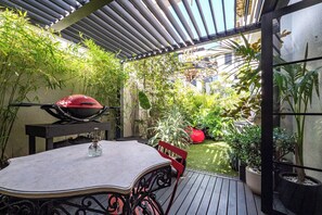 Outdoor dining - Stunning comfort and artistic, boutique stay (Auckland)