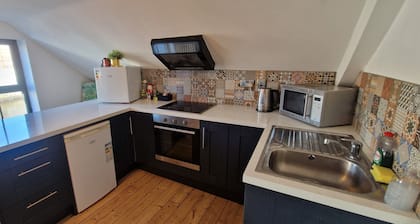 Spacious Riverside 2Bd, Mid City - Above Bar&Venue