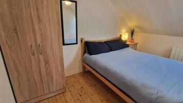 2 bedrooms, iron/ironing board, Internet, bed sheets