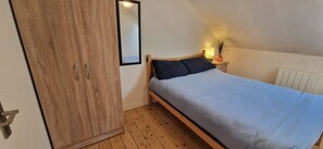 2 bedrooms, iron/ironing board, internet, bed sheets