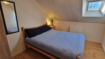 2 bedrooms, iron/ironing board, Internet, bed sheets