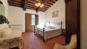2 bedrooms, iron/ironing board, WiFi