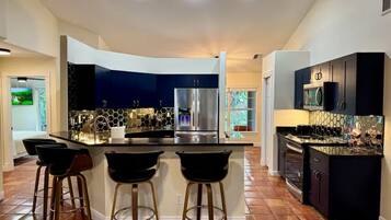 Refrigerador, microondas, horno y lavavajillas