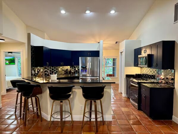 Kühlschrank, Mikrowelle, Ofen, Geschirrspüler