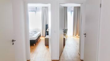 2 habitaciones, caja de seguridad en la habitación y escritorio