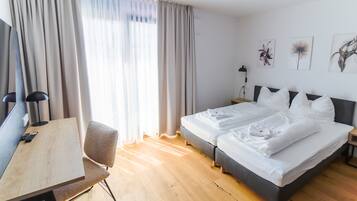 2 habitaciones, caja de seguridad en la habitación y escritorio