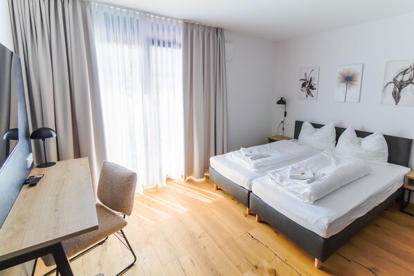 2 habitaciones, caja de seguridad en la habitación y escritorio 