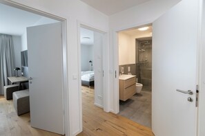Douche, sèche-cheveux, serviettes fournies, savon