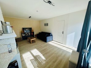 TV, books - Maison fleur de vigne (Saint-Laurent-Médoc)