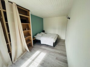 2 bedrooms, iron/ironing board, travel cot, free WiFi