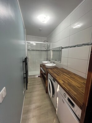 Shower, hair dryer, soap, shampoo - Maison fleur de vigne (Saint-Laurent-Médoc)