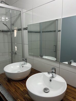 Douche, sèche-cheveux, savon, shampoing