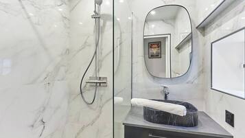 Regadera y secadora de cabello