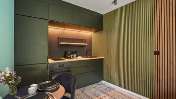 Réfrigérateur, four, plaque de cuisson, cafetière/bouilloire