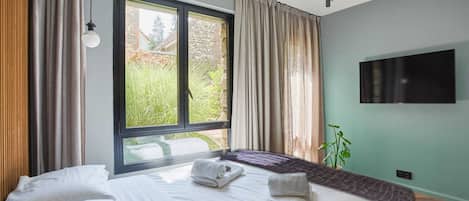 Iron/ironing board, WiFi, bed sheets