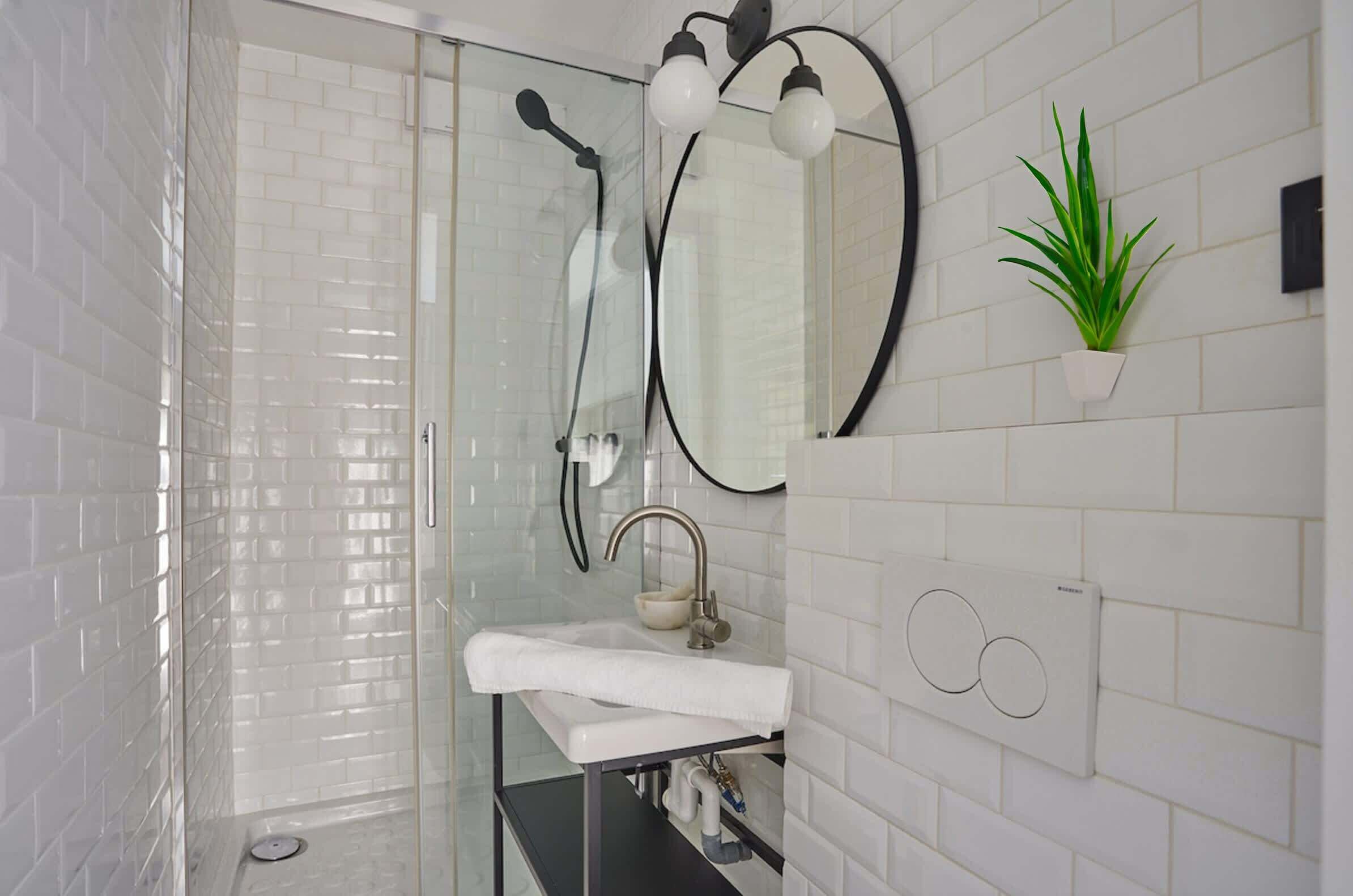 Douche, sèche-cheveux, shampoing