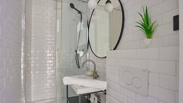 Douche, sèche-cheveux, shampoing