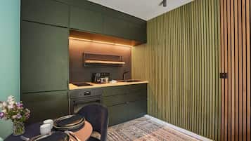 Fridge, oven, stovetop, coffee/tea maker
