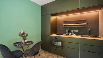 Fridge, oven, stovetop, coffee/tea maker