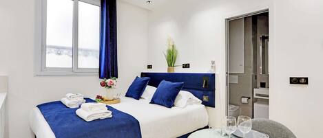 Silitysrauta/-lauta, Wi-Fi, vuodevaatteet