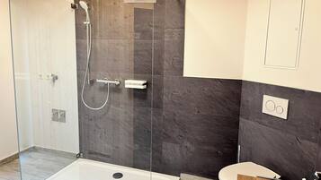 Douche, sĂšche-cheveux, serviettes fournies, savon