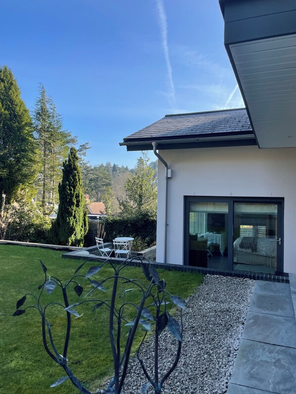 Terrace/patio - Near junction 6 M25, Gatwick Airport M23, London zone 6, next to Caterham School (Caterham)