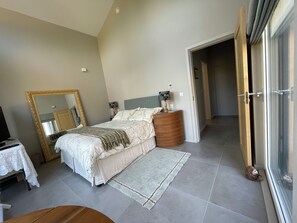 1 bedroom, WiFi, bed sheets - Near junction 6 M25, Gatwick Airport M23, London zone 6, next to Caterham School (Caterham)