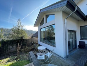 Outdoor dining - Near junction 6 M25, Gatwick Airport M23, London zone 6, next to Caterham School (Caterham)