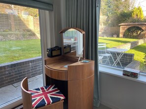 Interior - Near junction 6 M25, Gatwick Airport M23, London zone 6, next to Caterham School (Caterham)