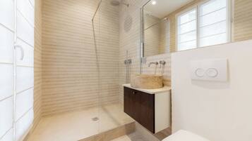 Deluxe penthouse, 3 slaapkamers, uitzicht op stad | Badkamer | Een douche, een regendouche, een haardroger, handdoeken