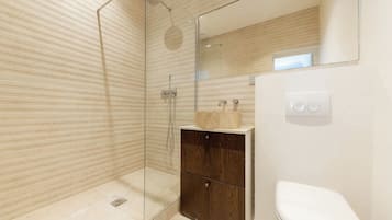 Attico Deluxe, 3 camere da letto, vista città | Bagno | Doccia, soffione a pioggia, asciugacapelli, asciugamani